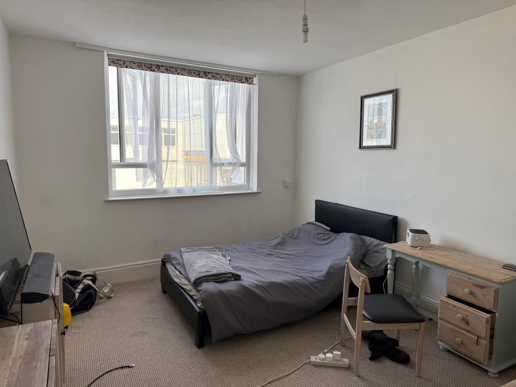 Lot: 92 - FREEHOLD MIXED-USE INVESTMENT - Studio flat above nail salon